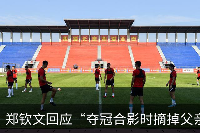 郑钦文回应“夺冠合影时摘掉父亲帽子”：因为老爸戴的帽子是法网的，现在是中网